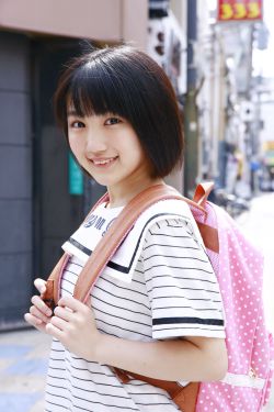 男子夜市触碰女生还偷闻发香